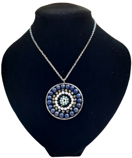 Zilverkleurige RVS ketting met een ronde blauwe mandala hanger.