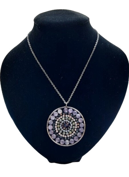 Mandala ketting met een paarse amethist natuursteen hanger van 5 cm.