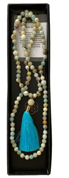 Ibiza look ketting van amazoniet natuursteen met blauw kwastje in luxe sieradendoos
