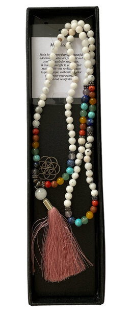 Ibiza look ketting van regenboog agaat natuursteen met roze kwastje in luxe sieradendoos