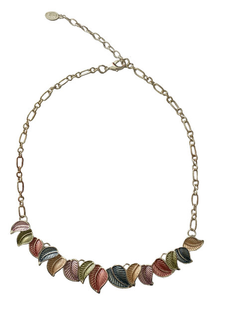 Zilverkleurig collier Toenga met hangers in de vorm van veertjes.