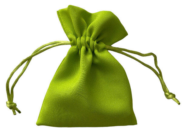 Luxe appelgroen fluwelen zakje met een zilverkleurig collier.