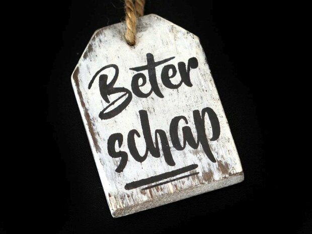 Witte houten hanger met de tekst Beterschap en een handig ophangkoordje