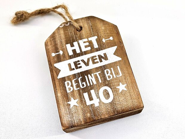 Houten hanger Het leven begint bij 40
