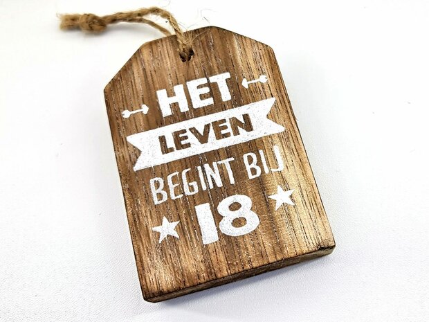 Houten hanger Het leven begint bij 18