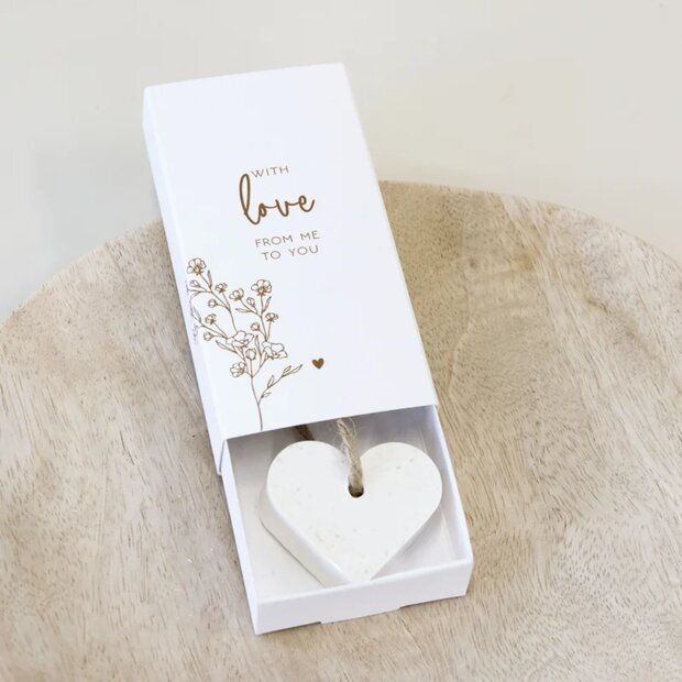 Afbeelding van het hartenzeepje "With Love from Me to You" in een luxe doosje.