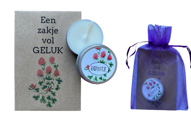 Detailopname van het organzazakje met kweekzakje geluksklavers en kaarsje kadootje