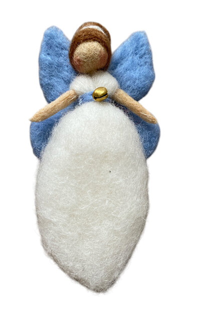 Handgemaakt fairtrade elfje van wol met een wit lijfje en blauwe vleugels.