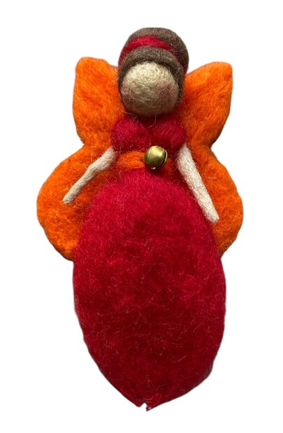 Handgemaakt elfje van wol met een rood lijfje en oranje vleugels.