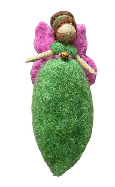 Handgemaakt elfje van wol met een groen lijfje en roze vleugels.