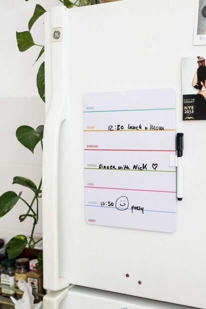 Close-up van magnetische weekplanner en stift