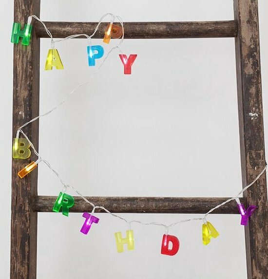 Happy Birthday lichtjesslinger opgehangen tijdens verjaardagsfeest