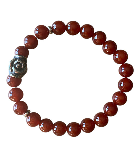 Close-up van dames armband Carneool met roos bedel