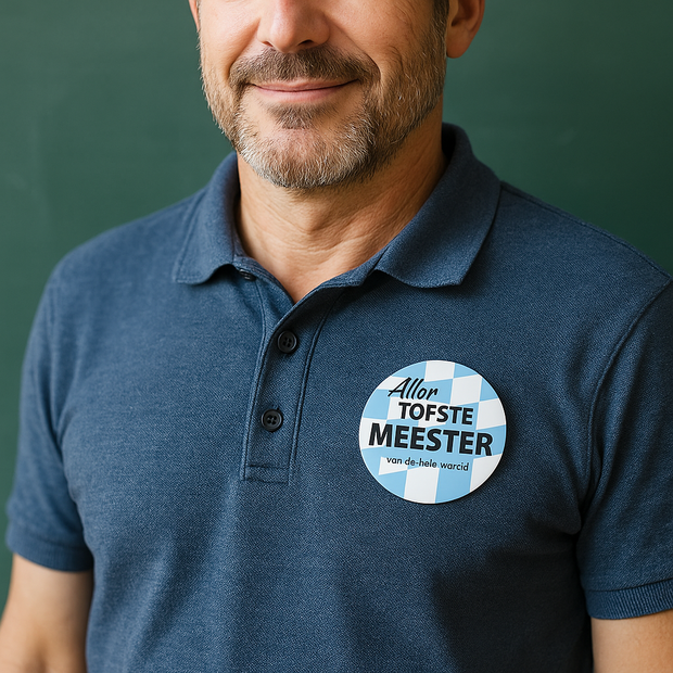 Meester met button op de borst