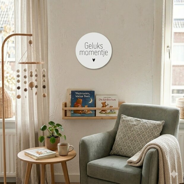Moderne wanddecoratie cirkel van 20 cm op een lichte muur.