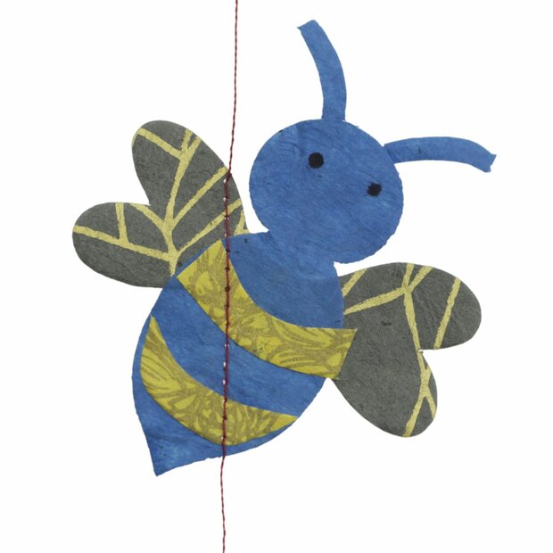 Detail van een papieren bij op een duurzame fair trade slinger.