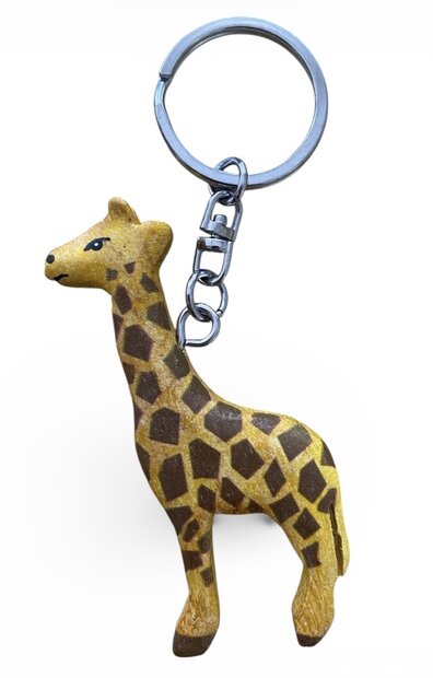 Handgemaakte houten sleutelhanger in de vorm van een giraffe.