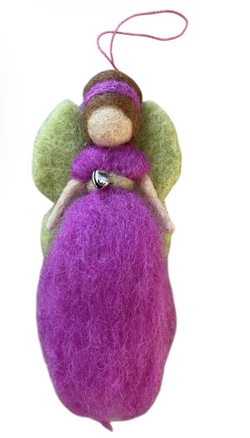 Handgemaakt fairtrade elfje van wol met een donkerroze lijfje en groene vleugels.