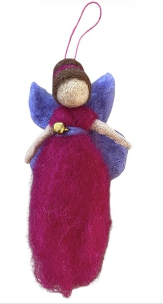Fuchsia-lila wollen beschermengel hanger van 14,5 cm voor in huis.