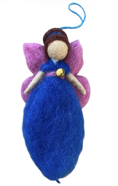 Handgemaakt fairtrade elfje van wol met een petrol blauw lijfje en roze vleugels.