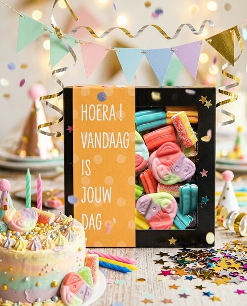 Snoepdoosje "Hoera vandaag is jouw dag" met vrolijke snoepjes.