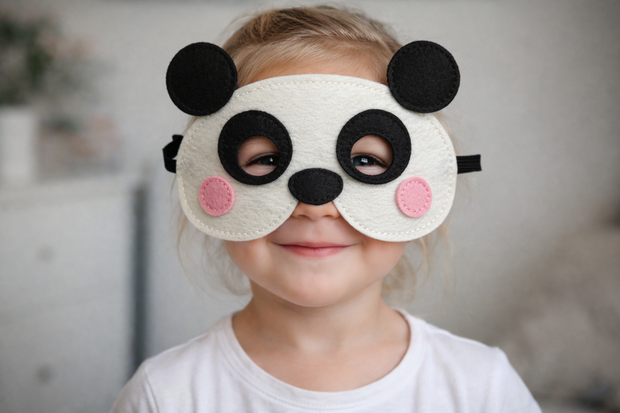 Zacht panda verkleedmasker met elastisch bandje aan de achterzijde.