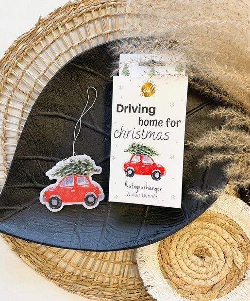 Detailopname van de geurhanger in de vorm van een rode auto met kerstboom (8 x 6 cm)