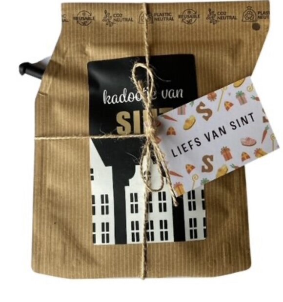 Cadeaupakketje sint met koffie en kaartje