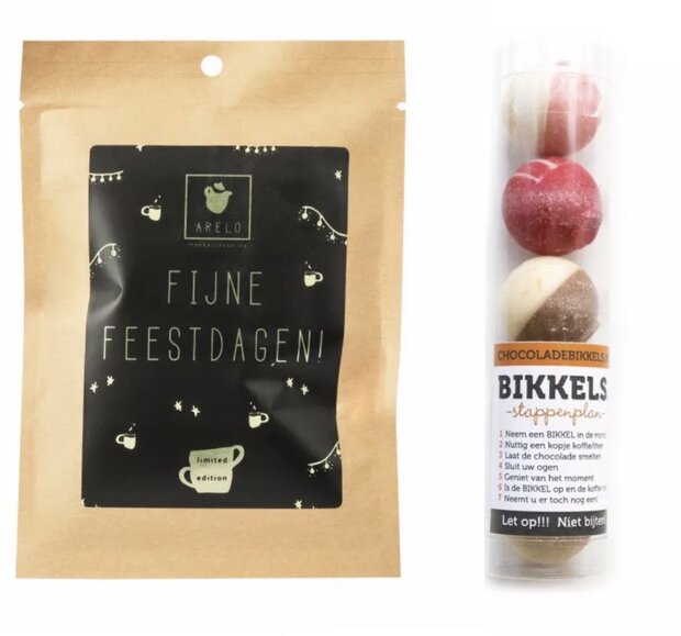 Fijne Feestdagen thee in kraftzakje met koker chocolade bikkels als kerstcadeau