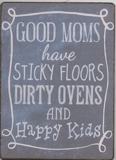 Houten decoratiebordje met tekst Good moms have sticky floors dirty ovens and happy kids van 19 x 14 cm