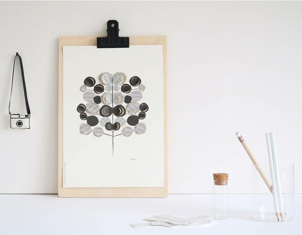 Sfeerbeeld van de pop-up poster boom ingelijst aan de muur met groene achtergrond