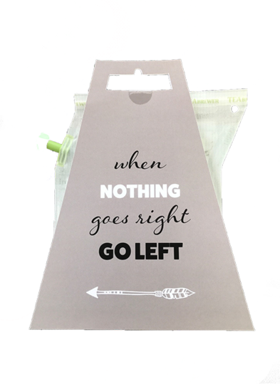 Biologische Teabrewer met de tekst When nothing goes right go left op de verpakking