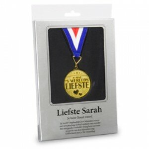 Vooraanzicht van de luxe verpakking met felicitatietekst voor de 50e verjaardag van Sarah
