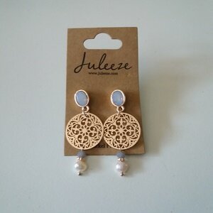 Detailopname van de lila goudkleurige hangers van 4,5 cm op de giftcard