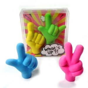 Detailopname van een felgekleurd gummetje in de vorm van een handje van 5 x 3 cm
