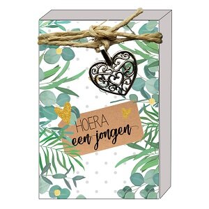 Detail van de mini hartenzeepjes van 1.5 x 1.5 cm uit het geboortedoosje