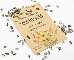 Een zakje zonnestralen voor onze zorgtoppers zonnebloemzaden in kraft zakje (Dag van de Zorg)
