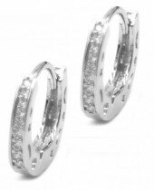Zilverkleurige oorringen met cubic zirconia op een luxe giftcard