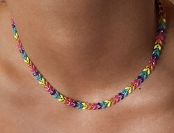 Kleurrijke ketting met goudkleurige accenten en organza zakje