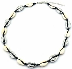 Korte ketting met witte en zilverkleurige schelpjes