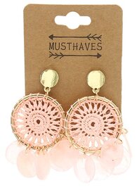 Roze dromenvanger oorbellen met gouden details op giftcard