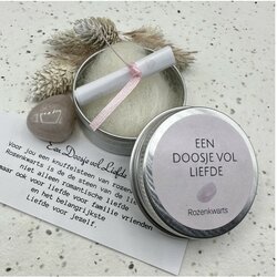 Een doosje vol liefde - Rozenkwarts natuursteen in een blikje OP=OP