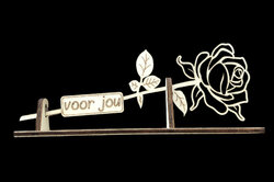 Decoratieve houten roos met tekst - Voor jou op voetstuk