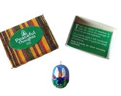 Geluksdoosje peaceful thoughts – Keramische hanger fair trade
