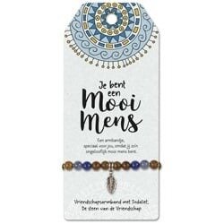 Armband Mooi Mens met sodaliet en veerbedel op lieve giftcard