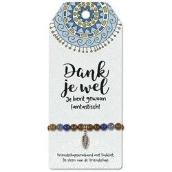Armband met houten kralen, natuursteen sodaliet en veerbedel op giftcard - Dankje wel