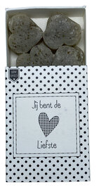 Doosje met twaalf hartenzeepjes en tekst - Jij bent de liefste