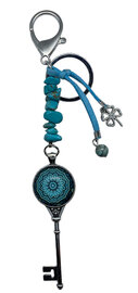 Tassenhanger sleutel met turquoise natuursteen en klavertje vier