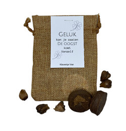 Geluk kan je zaaien de oogst komt vanzelf -  Klavertje vier in jute zakje