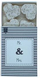 Zeep doosje Mr & Mrs met twaalf geurige hartenzeepjes OP=OP